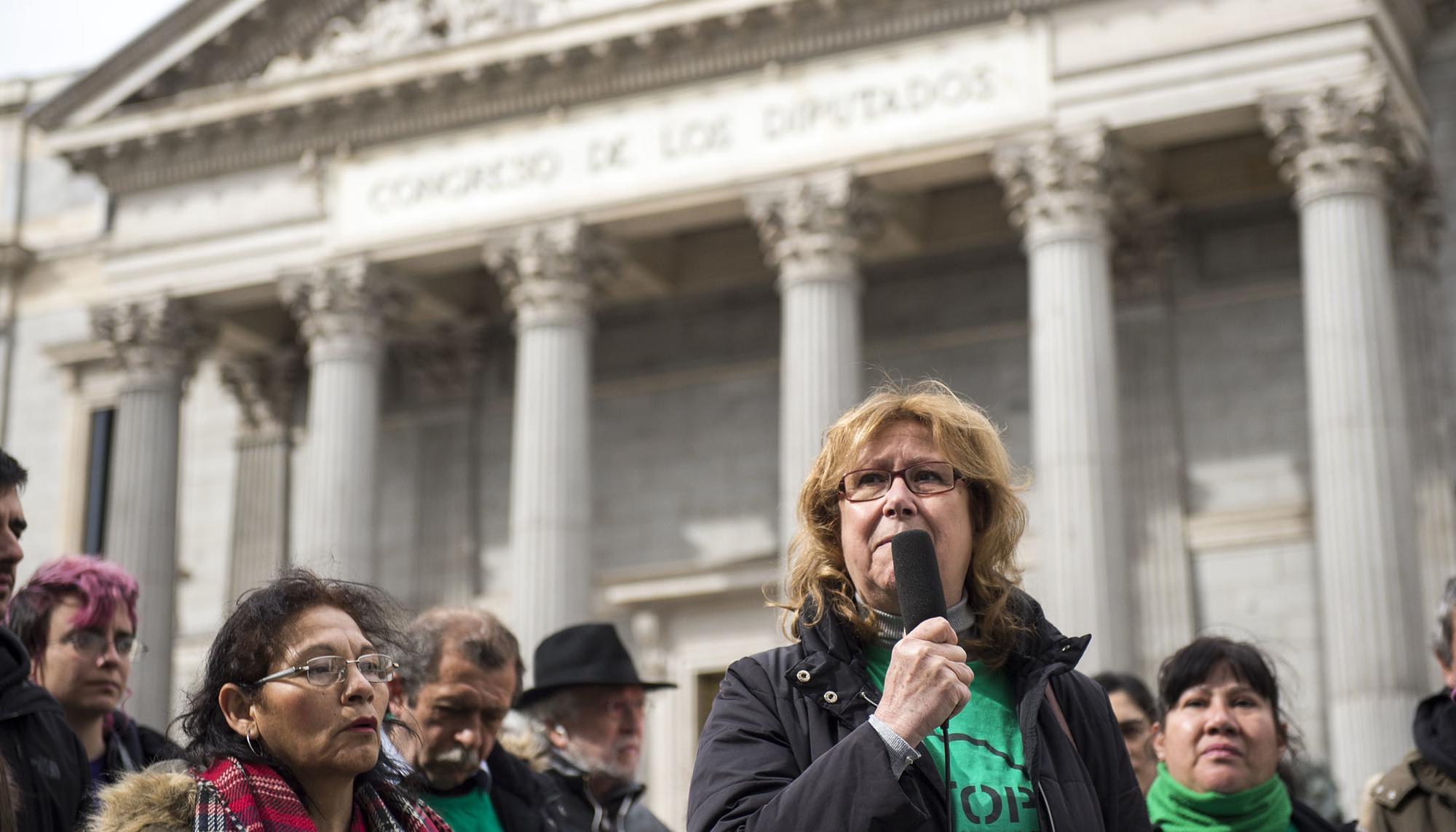 Rueda de prensa de la PAH y los sindicatos de inquilinos frente al Congreso
